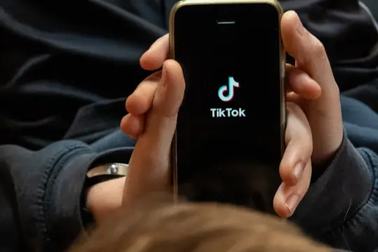 欧盟委员会初步认定TikTok存在“成瘾设计”违规，或要求调整无限滚动与推荐系统