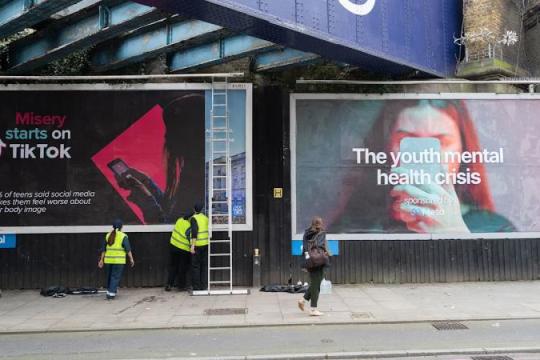 英国健康组织发起“疯狂青年组织”行动 以颠覆式广告质疑社交媒体对青少年心理健康影响