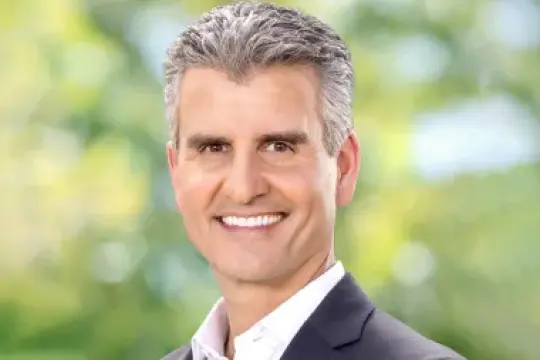 华尔街对迪士尼新任CEO乔什·达马罗的严厉期待：股价疲软引发担忧