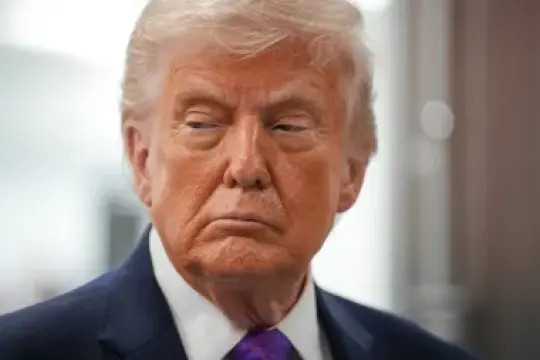 唐纳德·特朗普财务披露显示购买包括派拉蒙、华纳兄弟探索和奈飞在内的主要媒体公司证券