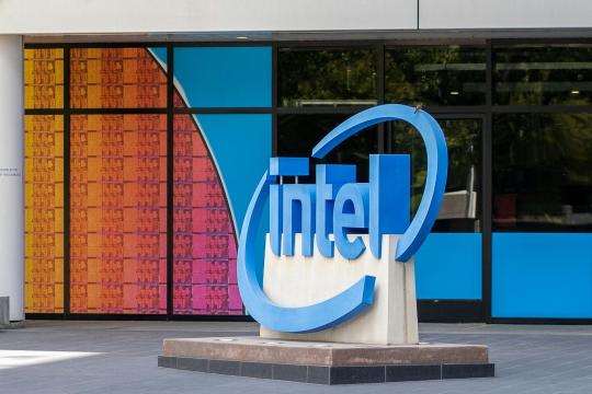 英特尔称两家客户试用14A测试芯片 预计2026年下半年作出产能承诺
