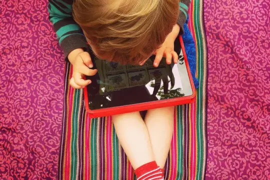 英国发布指导：建议五岁以下儿童每日屏幕时间不超过一小时