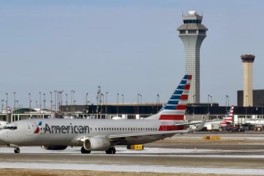 美国航空乘务员总部外示威 工会对CEO发起不信任投票