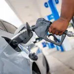 “每加仑涨一两美元就是毁灭性的”：美国读者讲述油价上行带来的生活挤压