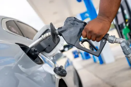 “每加仑涨一两美元就是毁灭性的”：美国读者讲述油价上行带来的生活挤压