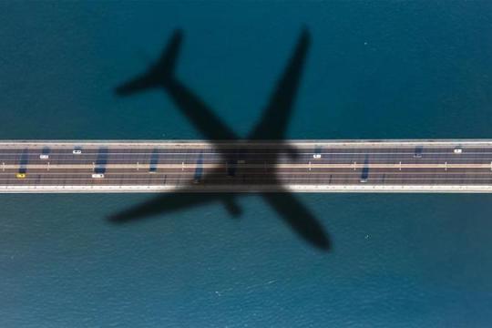 员工因差旅交通安排不满引发讨论 专栏作家：应优先考虑健康因素