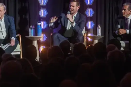 加州众议员埃里克·斯沃尔韦尔遭遇强奸指控，州长竞选陷入危机