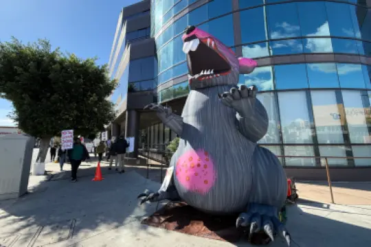 美国编剧工会西部分会员工工会呼吁管理层重返谈判桌，编剧与AMPTP谈判首周结束：“够了就是够了”