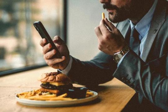 纽约酒吧举办情人节AI约会快闪活动 单身客人与聊天机器人“同桌”