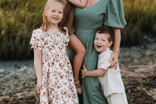 艾玛·格雷德因称自己是“最多陪伴三小时的妈妈”遭批评，我们采访了四位有抱负的职场妈妈听她们怎么说