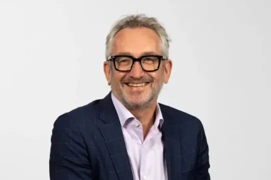 资深记者承认使用AI生成失实引述后被停职，Mediahuis称未遵守内部规范