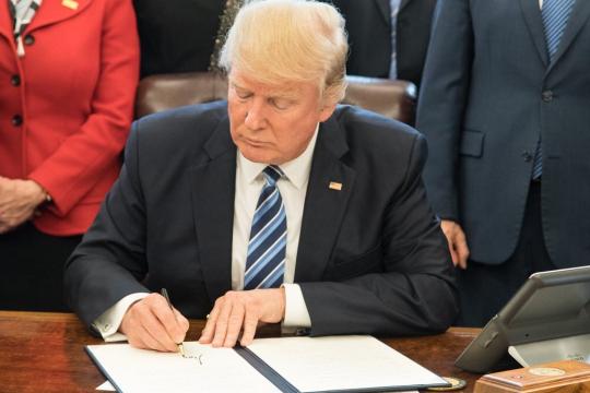 特朗普政府推动核能为AI供电：拟让科技公司自建反应堆并加速审批