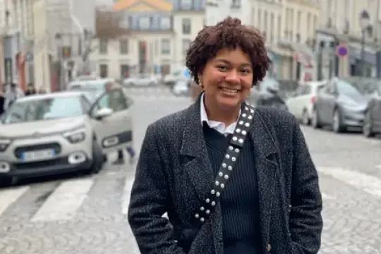 我从美国搬到巴黎，享受诸多好处，但寻找爱情却几乎不可能