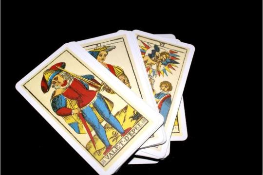当塔罗牌遇上人工智能：新“神谕”如何折射我们对聊天机器人的依赖