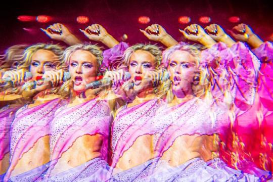 瑞典歌手扎拉·拉尔森因在社交平台支持AI生成内容引发争议