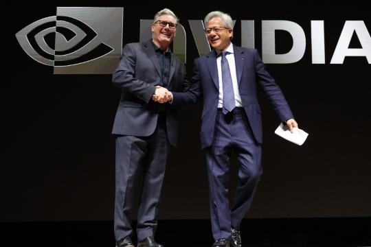 黄仁勋：人工智能正推动“人类历史上最大规模”的基础设施建设