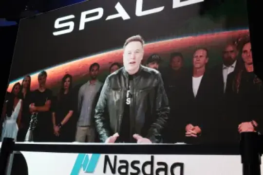 埃隆·马斯克成为全球首位万亿美元富豪，SpaceX成功上市