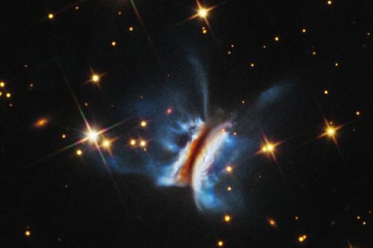 哈勃望远镜观测到迄今最大原行星盘 展现高度湍流与不对称结构