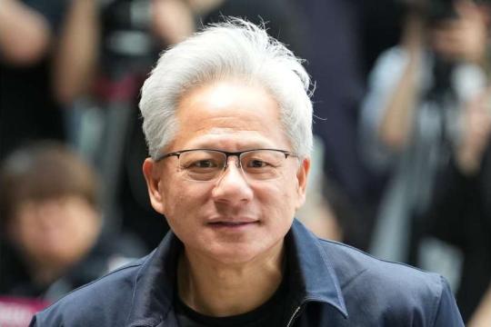 黄仁勋：人工智能将带动制造业就业，德州成关键试验场