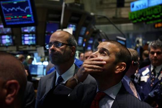 比特币在周末交投清淡中下挫 一度逼近77,000美元