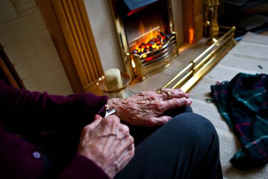 英国气温骤降之际能源价格上限小幅上调 平均年账单增至1758英镑