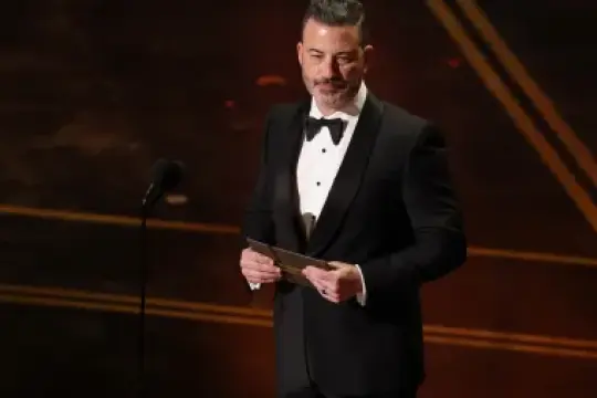 奥斯卡颁奖嘉宾吉米·坎摩尔以言辞讽刺唐纳德·特朗普和CBS的言论自由问题