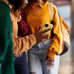 英国政府面临对16岁以下社交媒体禁令压力：家长、教师与青年看法分歧