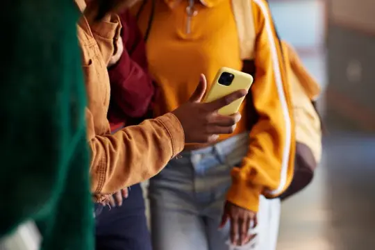 英国政府面临对16岁以下社交媒体禁令压力：家长、教师与青年看法分歧