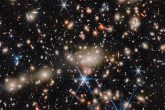 韦伯望远镜发布狮子座引力透镜星系团MACS J1149新图像
