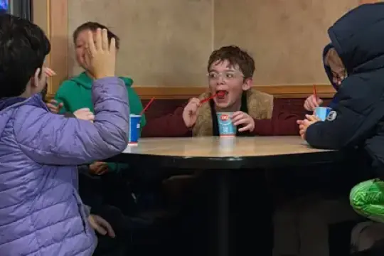 我8岁的儿子邀请了他最好的4个朋友共进晚餐，我坐在一旁静静看着他们独立玩耍