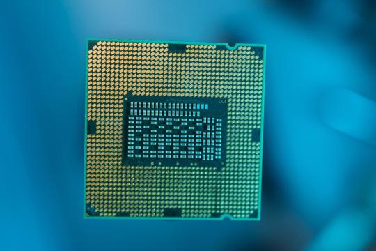 微软发布Maia 200系列AI芯片，强化Azure一体化以对抗英伟达CUDA生态