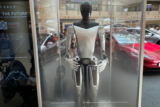 特斯拉Optimus展示模拟训练成果：视频中完成受控跳跃