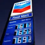 洛杉矶一雪佛龙加油站普通汽油标价8.31美元/加仑，显著高于全市均价