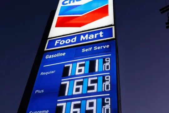 洛杉矶一雪佛龙加油站普通汽油标价8.31美元/加仑，显著高于全市均价