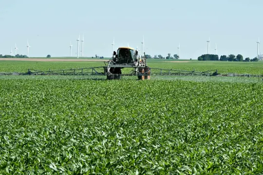 “这不可持续”：霍尔木兹海峡关闭推高化肥成本，美国农民承压