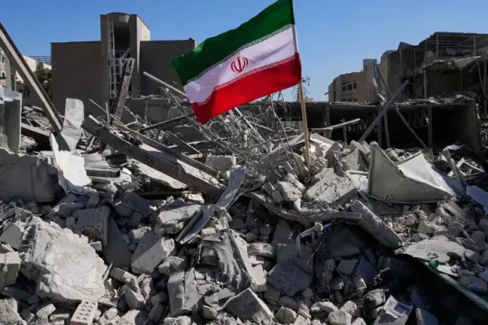 美国保守派媒体就伊朗问题公开交锋：卡尔森、凯利与夏皮罗、莱文互相指责