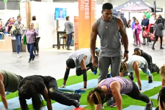 凯文·哈特像职业运动员一样锻炼，他的教练说重训并非保持身材的关键