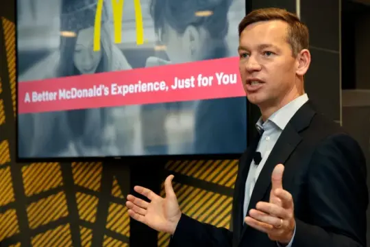 麦当劳CEO试吃新品视频走红网络 被指“过于官方”引发调侃