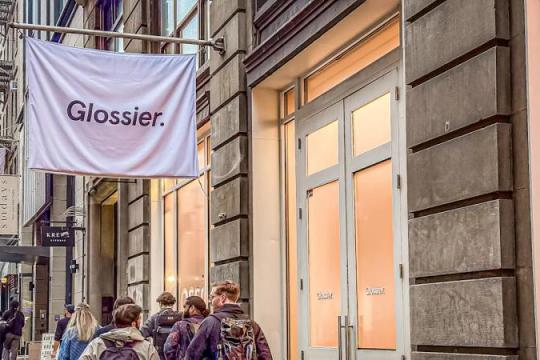 Glossier两年半内将关闭九家门店 仅保留三大旗舰店