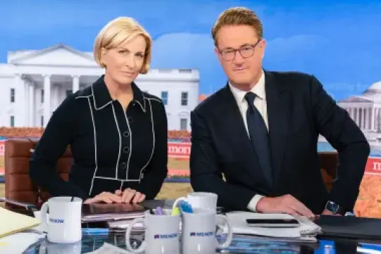《Morning Joe》联合主持人乔·斯卡伯勒和米卡·布热津斯基续约，将继续留在MS NOW