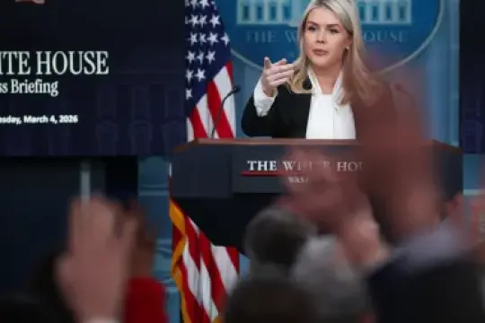 特朗普新闻秘书回应CNN记者质疑：国防部长称媒体聚焦军事悲剧是为了抹黑总统