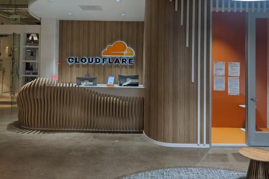 病毒式AI聊天机器人带来流量冲击，Cloudflare股价走强