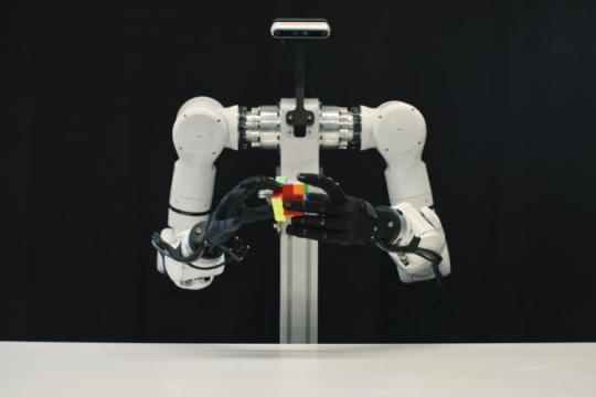 获1.05亿美元种子轮融资的Genesis AI发布首款模型与人形机器人手