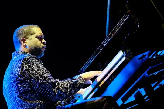 “挂着你的名字，但不像你”：生成式AI加剧Spotify音乐人冒充与刷量乱象