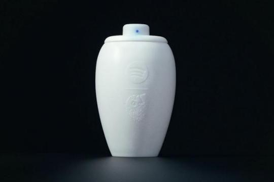 Liquid Death携手Spotify推出蓝牙音箱骨灰盒 强化跨界联名布局