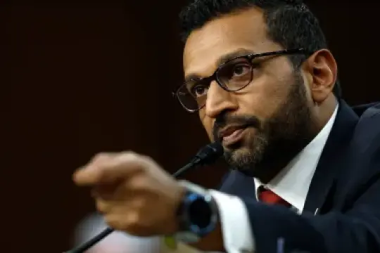 法官驳回联邦调查局局长卡什·帕特尔对新闻分析师弗兰克·菲利乌齐的诽谤诉讼