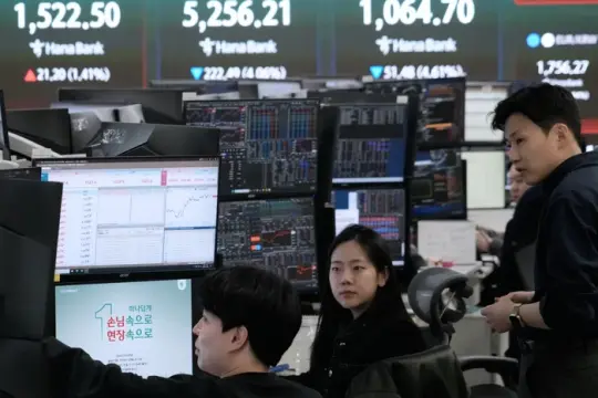 特朗普警告将对伊朗“极为严厉”打击，油价大涨并拖累全球股市