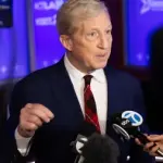 加州州长候选人汤姆·斯泰尔抨击“腐败”的特朗普与华纳兄弟-派拉蒙合并，谈论取消税收抵免上限及“疯狂”的史蒂夫·希尔顿