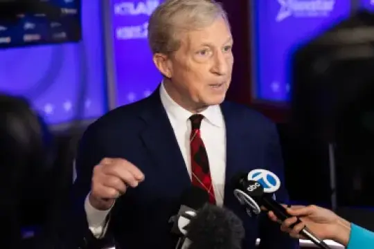 加州州长候选人汤姆·斯泰尔抨击“腐败”的特朗普与华纳兄弟-派拉蒙合并，谈论取消税收抵免上限及“疯狂”的史蒂夫·希尔顿