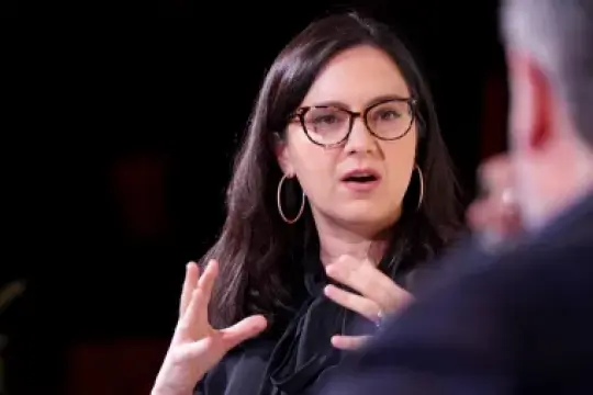 巴里·韦斯公布CBS新闻战略，强调转向“流媒体思维”并突出国家辩论中的“政治摩擦”